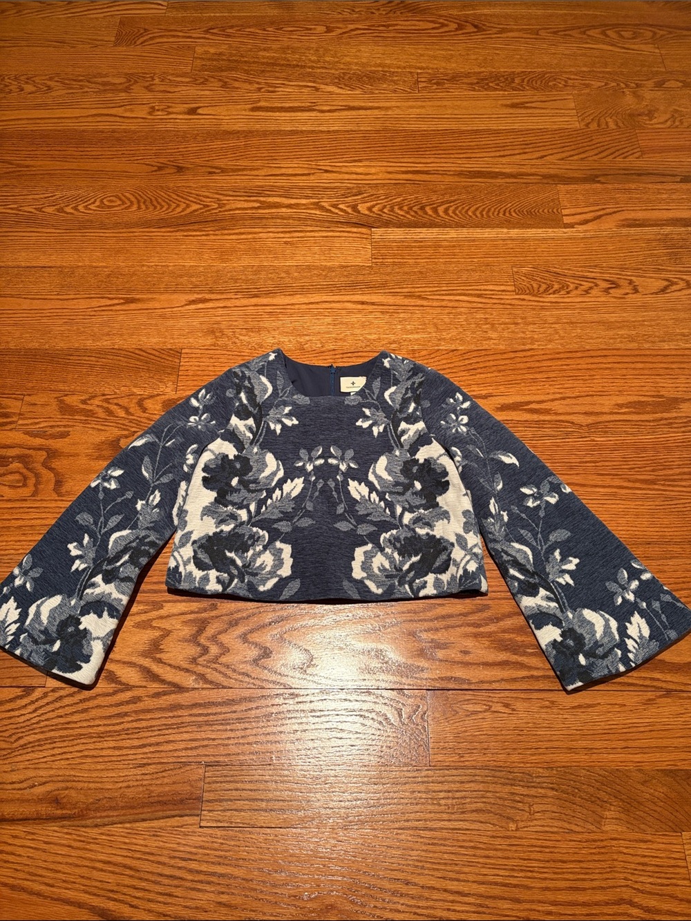 Tuckernuck indigo reflection top blue bell sleeve XS